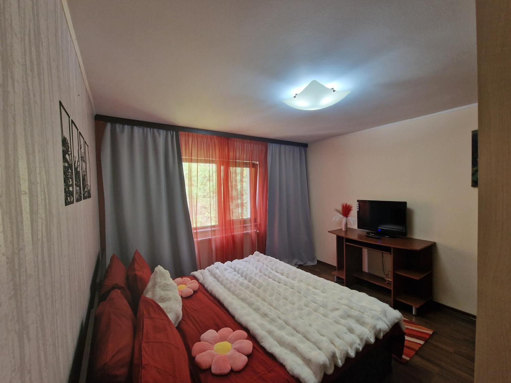 Apartament Red & Yellow Slanic-Moldova Bagian luar foto