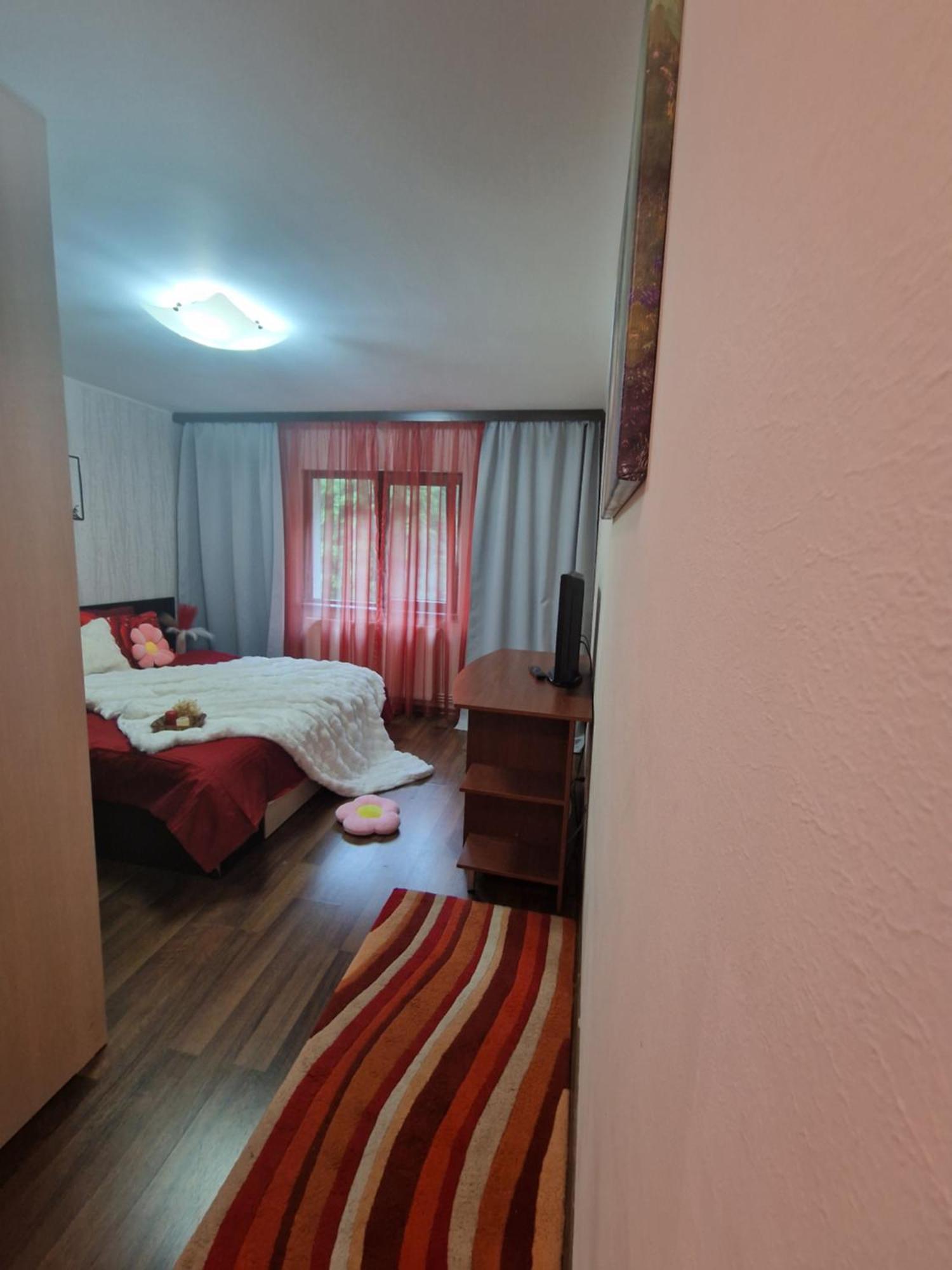 Apartament Red & Yellow Slanic-Moldova Bagian luar foto